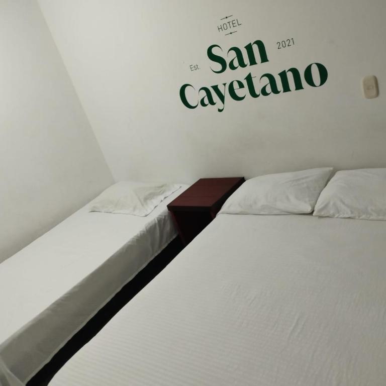 Hotel San Cayetano - Habitación Doble Deluxe con cama supletoria - 5