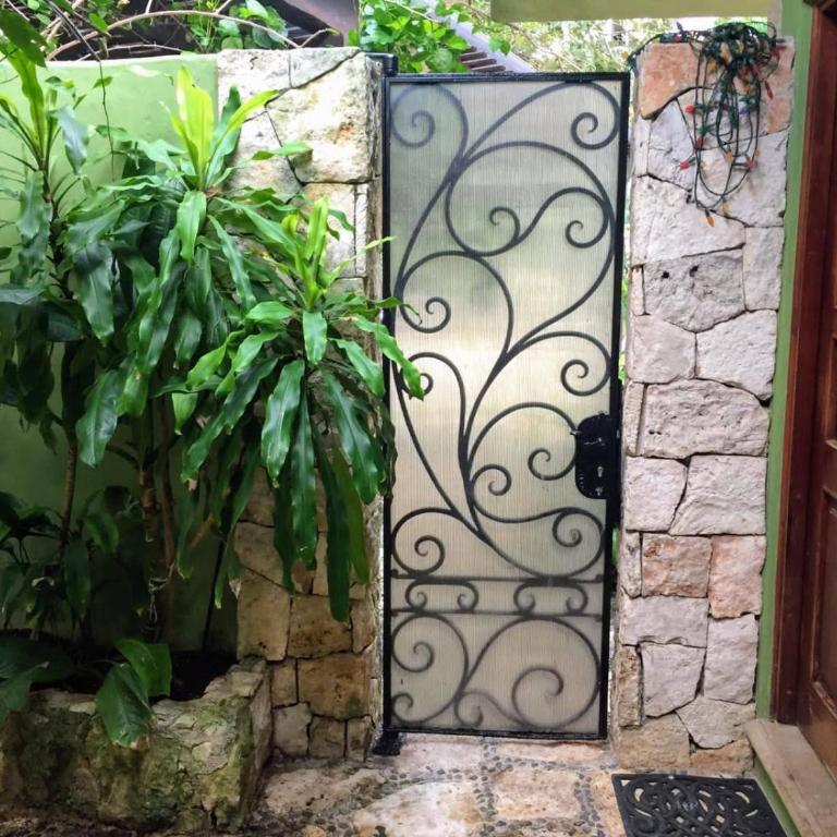 Casa Beard, Spacious Guest House with High Speed WiFi & Pool. - One-Bedroom House - 2