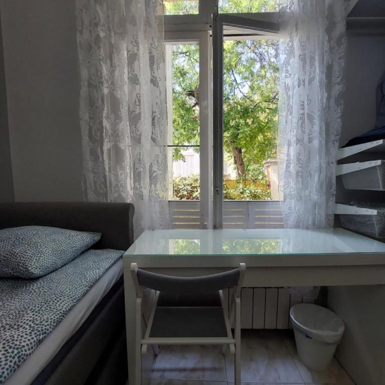 N1 Casa de Madrid - greenpeace line - Triple Room with Shared Bathroom - 6