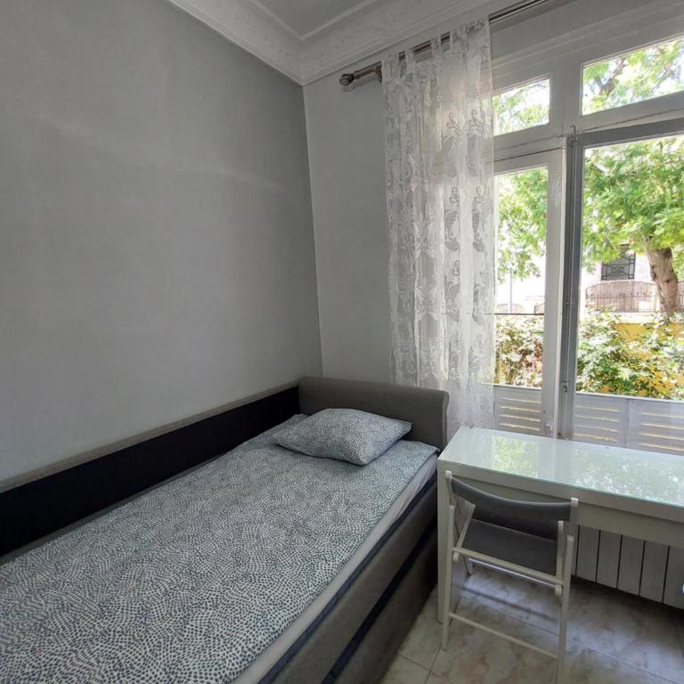N1 Casa de Madrid - greenpeace line - Triple Room with Shared Bathroom - 8