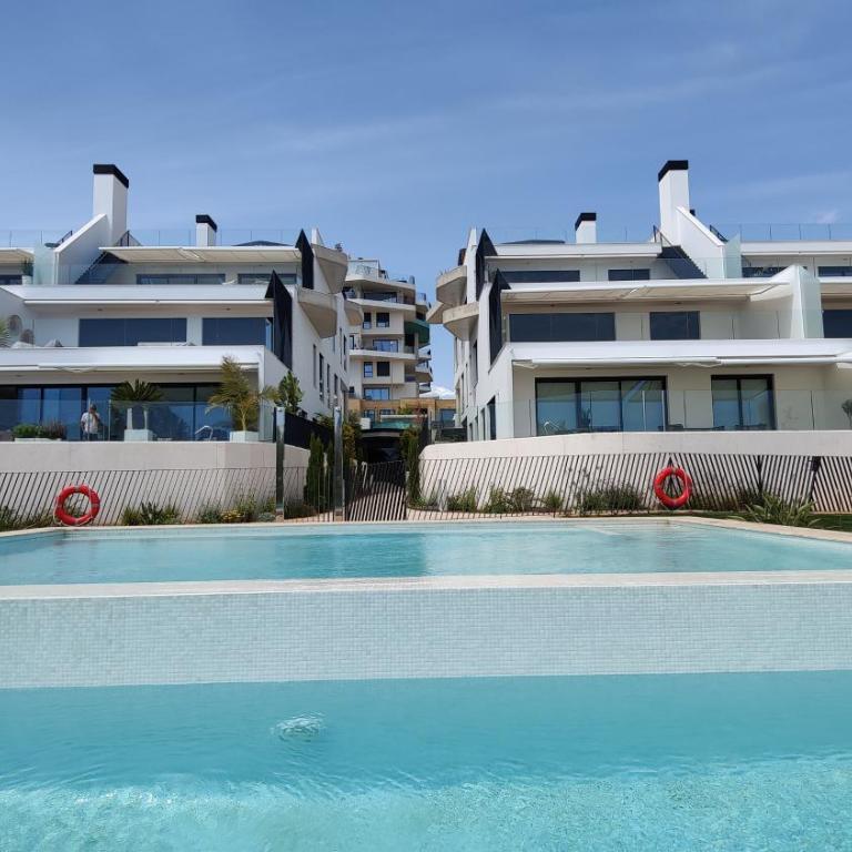 ALLONBAY sea front luxury penthouse - Three-Bedroom Apartment - 40