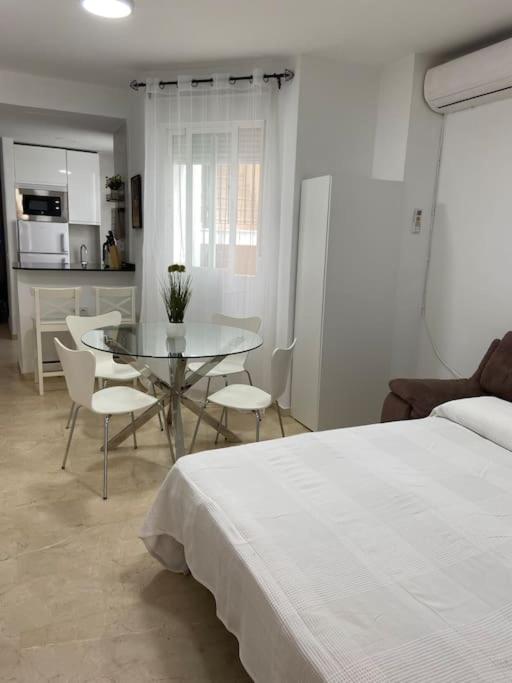Beach and city apartment a 50m de la playa - One-Bedroom Apartment - 7