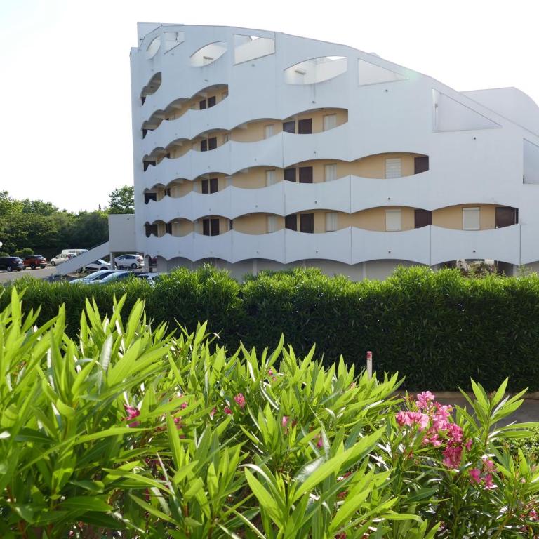 T2 Rez-de-jardin, terrasse et parking, proche de la plage - One-Bedroom Apartment - 20
