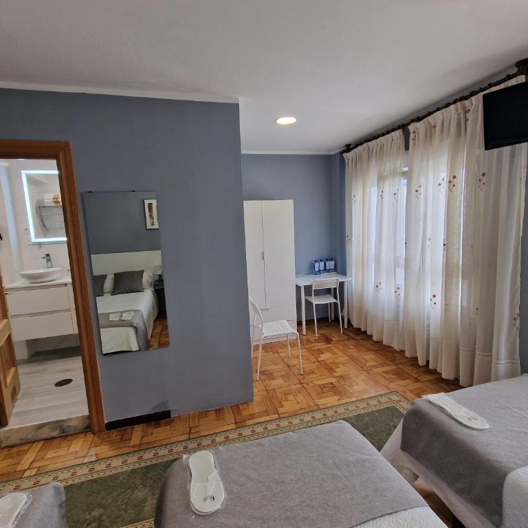 Hostal Fidalgo - Habitación Cuádruple con baño privado - 10