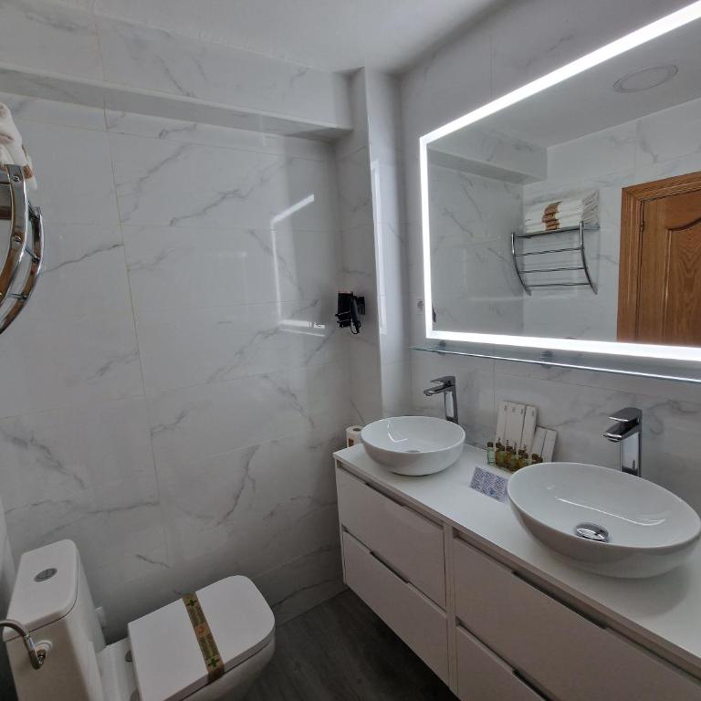 Hostal Fidalgo - Habitación Cuádruple con baño privado - 11