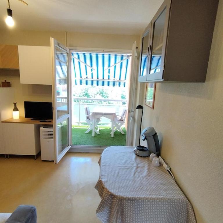 Les CHÊNES appartement climatisé avec terrasse à 8mn à pieds de la plage - One-Bedroom Apartment - 6