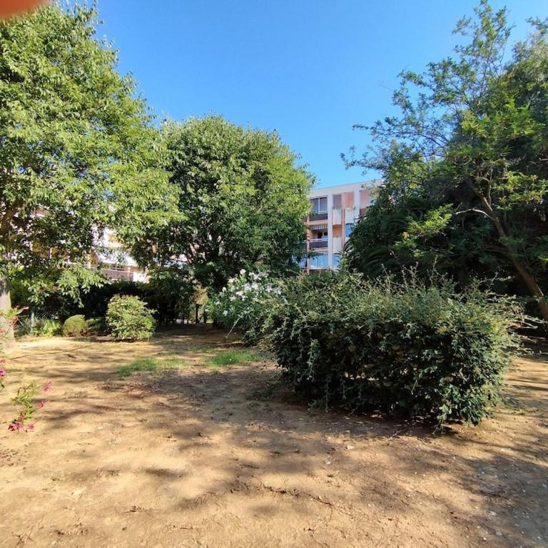 Les CHÊNES appartement climatisé avec terrasse à 8mn à pieds de la plage - One-Bedroom Apartment - 9