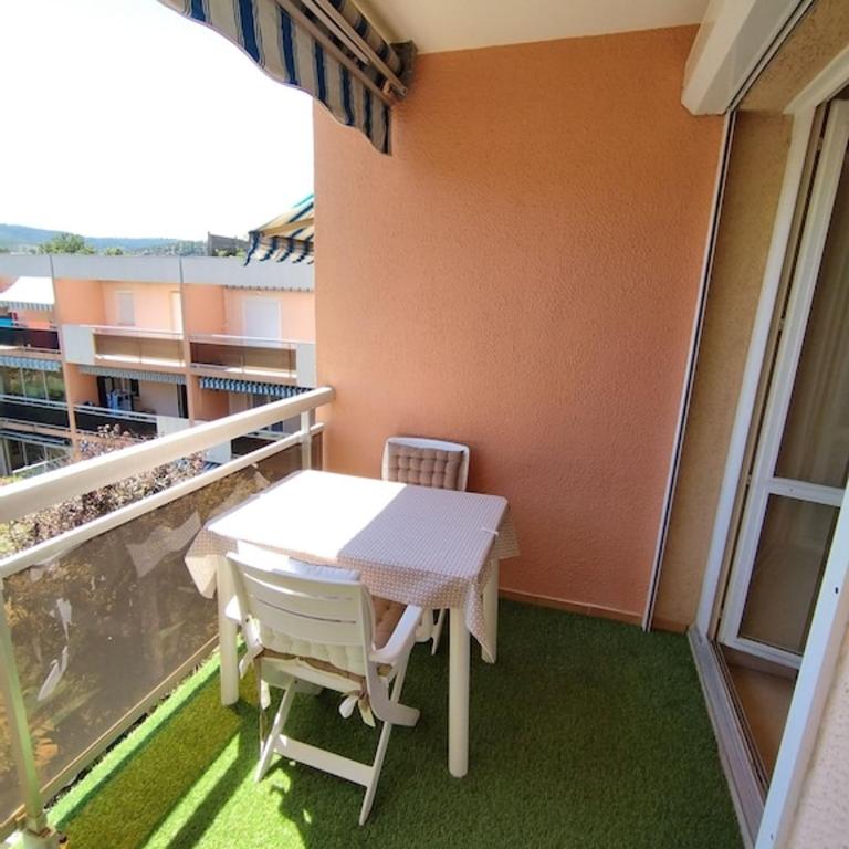 Les CHÊNES appartement climatisé avec terrasse à 8mn à pieds de la plage - One-Bedroom Apartment - 10