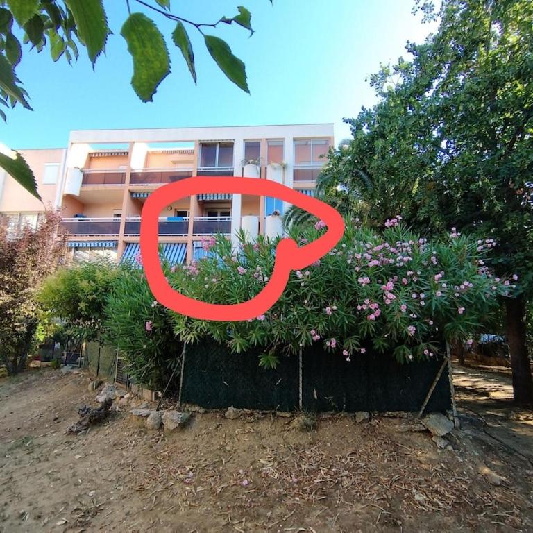 Les CHÊNES appartement climatisé avec terrasse à 8mn à pieds de la plage - One-Bedroom Apartment - 14