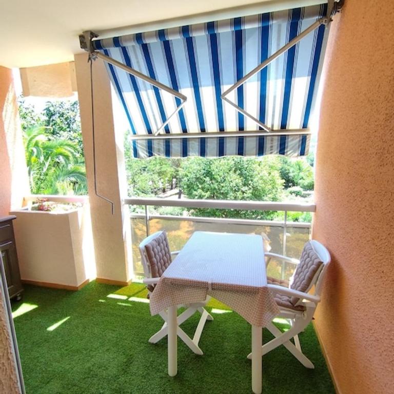 Les CHÊNES appartement climatisé avec terrasse à 8mn à pieds de la plage - One-Bedroom Apartment - 3