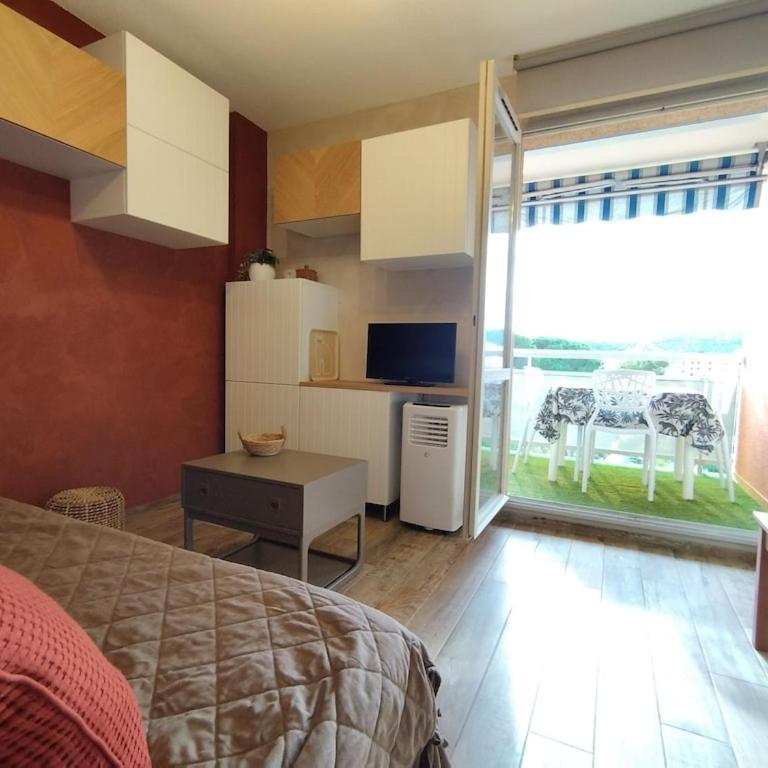 Les CHÊNES appartement climatisé avec terrasse à 8mn à pieds de la plage - One-Bedroom Apartment - 35
