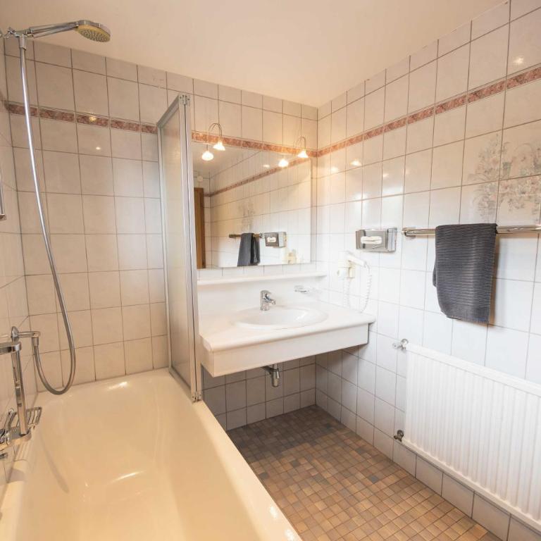 Tirolerhof - inklusive Super Sommer Card - Chambre Double avec Salle de Bains Privative - 2