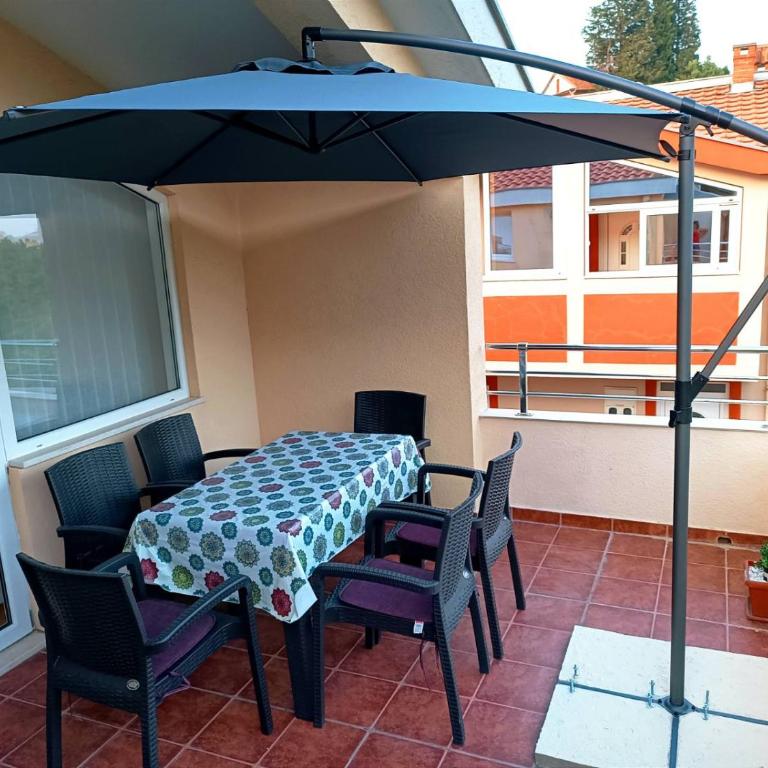 Jovana -- porodicni apartmani Igalo - Apartment with Balcony - 5