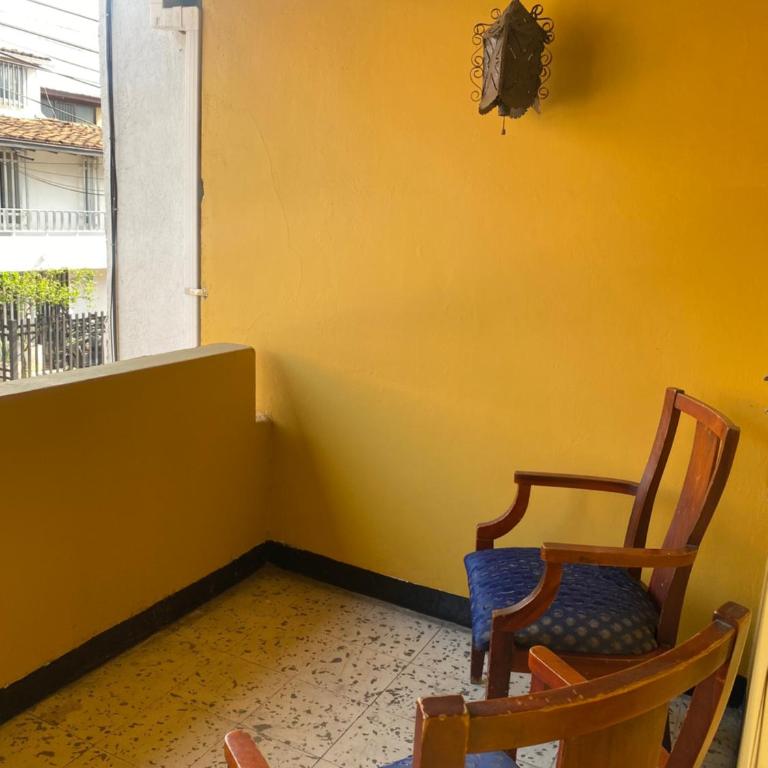 Casa Amplia Familiar muy Fresca Cerca al Poblado - Four-Bedroom House - 12
