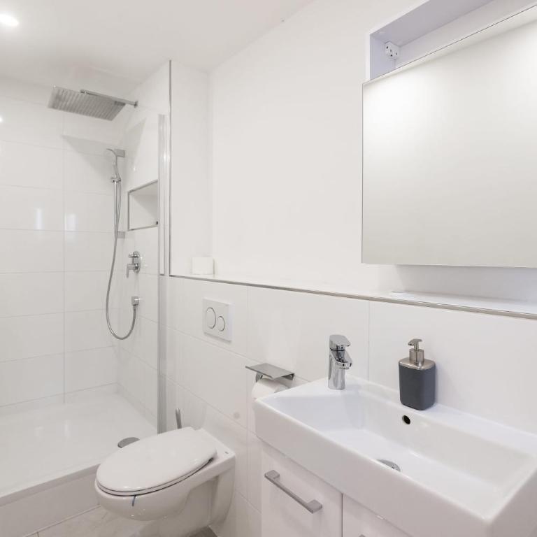 Rooms by StayStay I 24 Hours Check-In - Double Room with Private Bathroom - 6