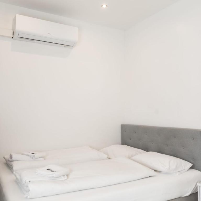 Rooms by StayStay I 24 Hours Check-In - Quadruple Room with Private Bathroom - 14