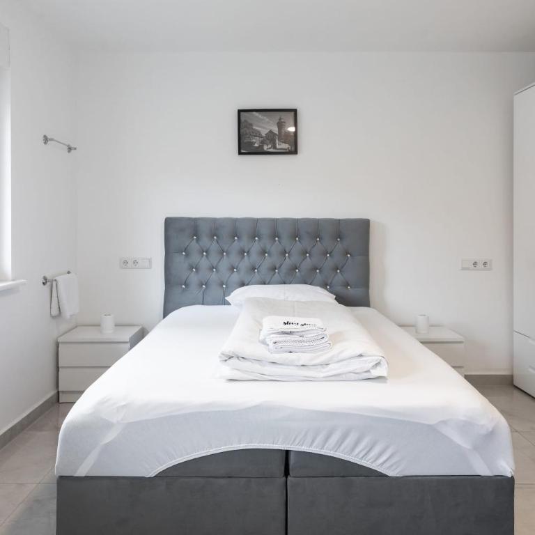 Rooms by StayStay I 24 Hours Check-In - Double Room with Private Bathroom - 26