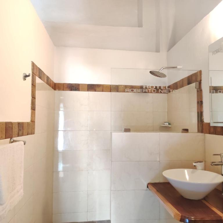 HOTEL NIETO MOMPOX, ubicado en el corazón del centro histórico, frente al rio magdalena en zona de malecón - Habitación Cuádruple con baño - 2