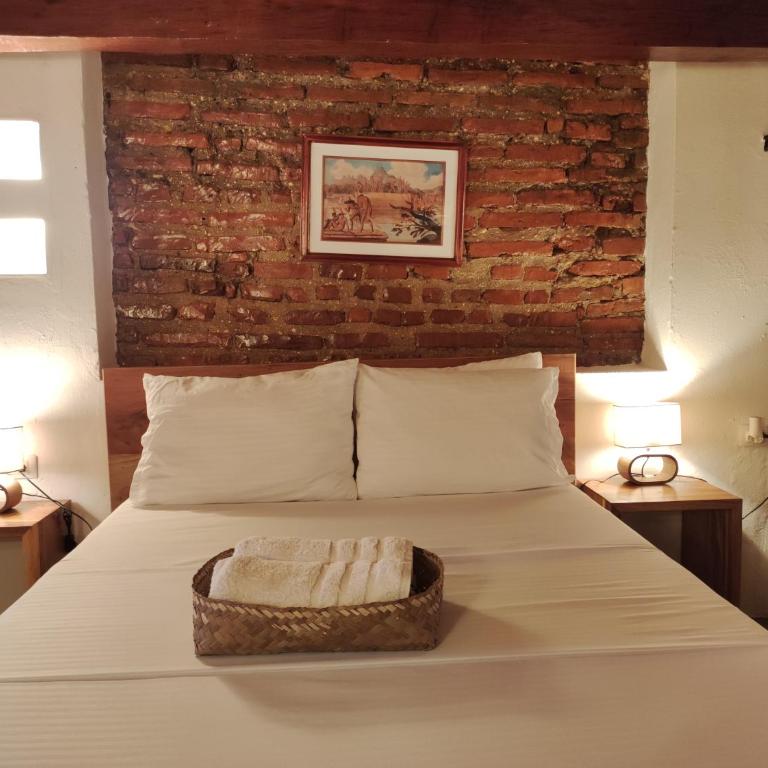 HOTEL NIETO MOMPOX, ubicado en el corazón del centro histórico, frente al rio magdalena en zona de malecón - Habitación Cuádruple con baño privado - 17