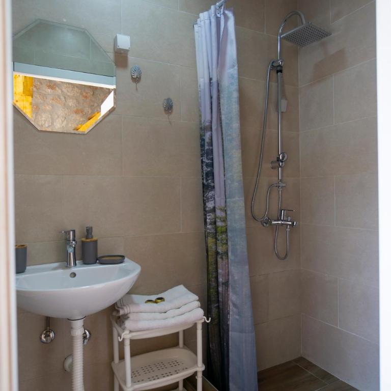Apartmani Mimax - Deluks Dvokrevetna Soba sa Bračnim Krevetom i Balkonom - 16