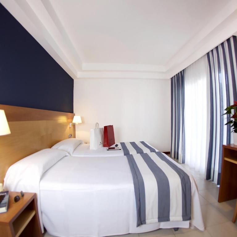 Hotel Els Pins - Habitación Doble con balcón - 2 camas - 2