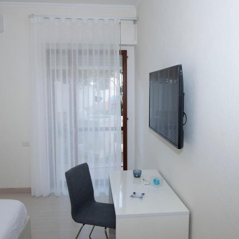 DOMUS LUNA - Three-Bedroom Apartment - 14