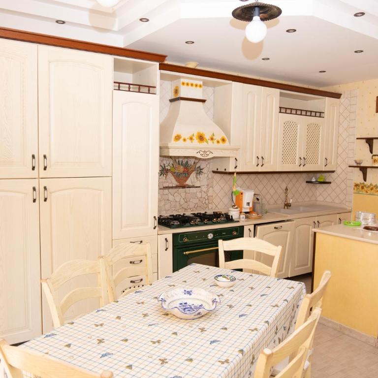 DOMUS LUNA - Three-Bedroom Apartment - 2