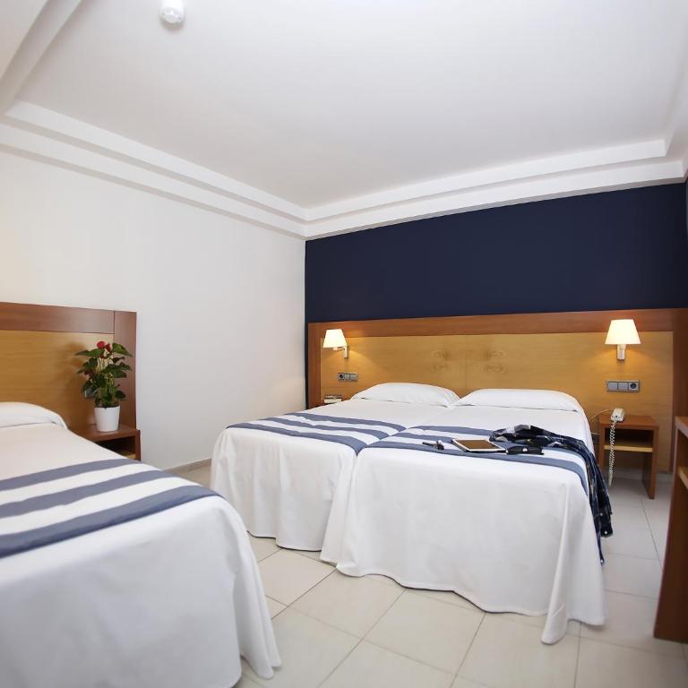 Hotel Els Pins - Habitación Cuádruple con balcón (4 adultos) - 5