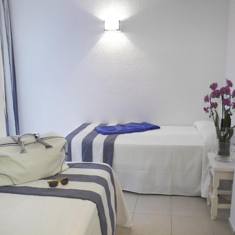 Hotel Els Pins - Habitación Cuádruple con balcón (4 adultos) - 2