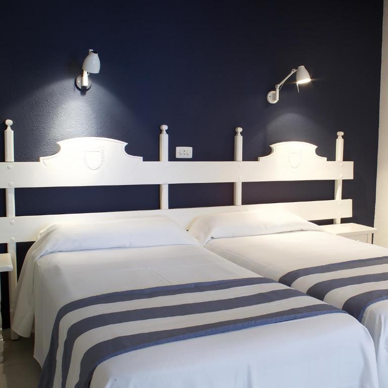 Hotel Els Pins - Habitación Cuádruple con balcón (4 adultos) - 3