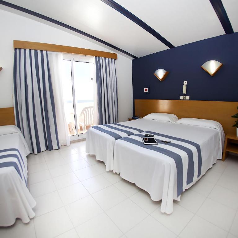 Hotel Els Pins - Habitación Triple con balcón (3 adultos) - 3