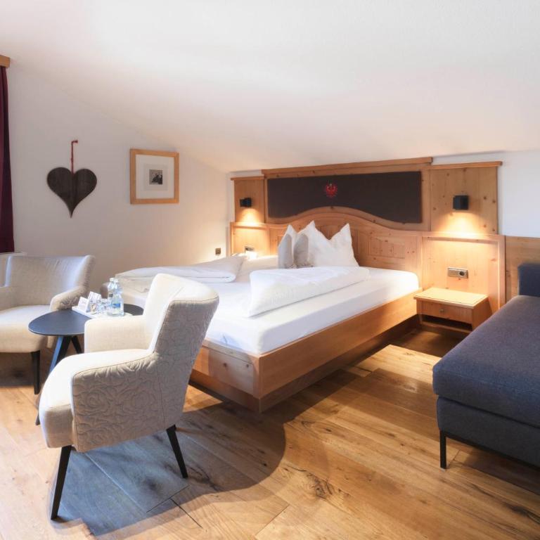 ERIKA Pure Panoramahotel inklusive Stubai Super Card von Mai bis Oktober - Montag bis Samstag inklusive Abendessen - Classic Doppelzimmer mit Talblick - 1