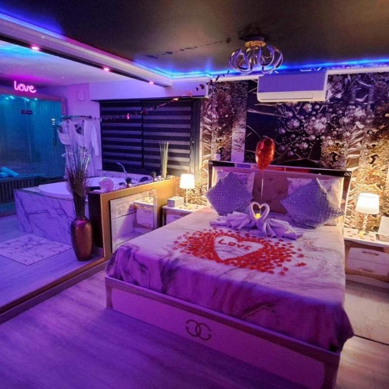 L'Aurore Love Room de prestige jacuzzi sauna piscine chauffée cuisine - Maison 1 Chambre - 1