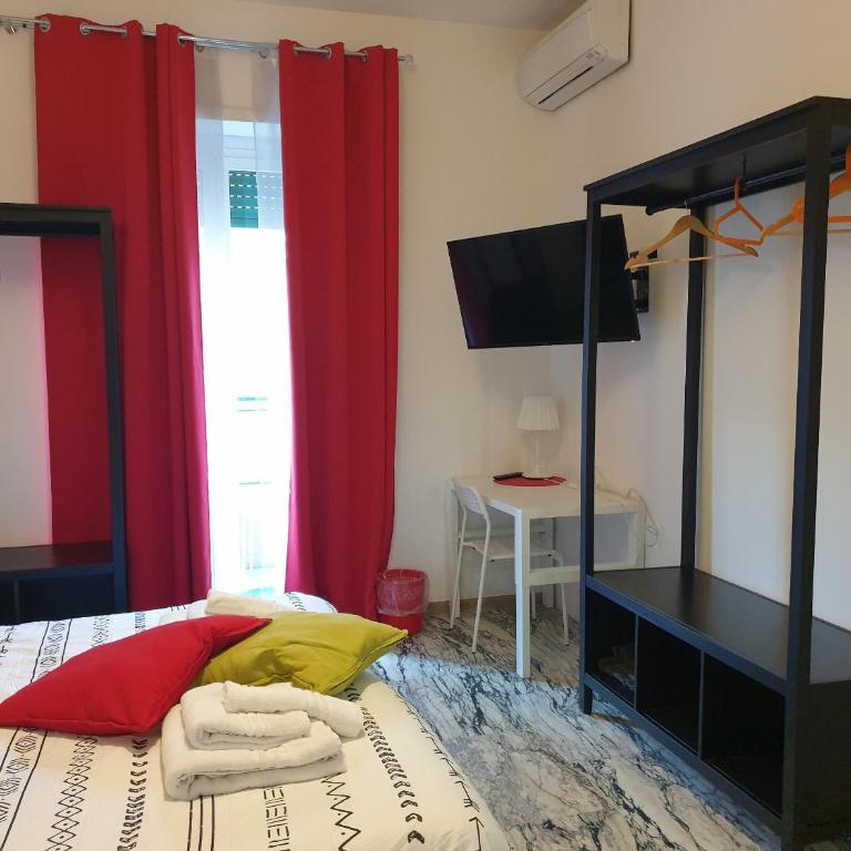 Holiday Max - Camera Tripla con Bagno in Comune - 3