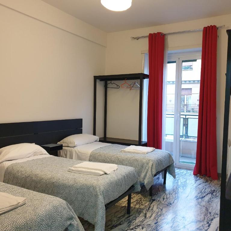 Holiday Max - Camera Tripla con Bagno in Comune - 1