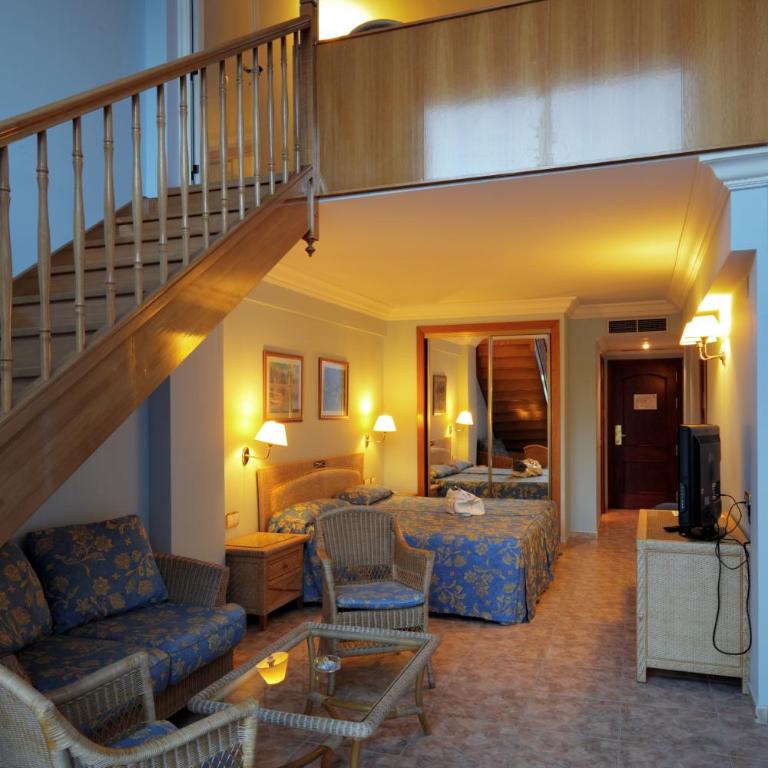 Palas Pineda - Family Room - 1
