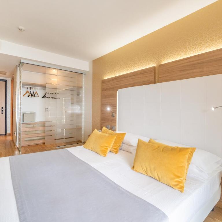 Kriss Internazionale Hotel - Deluxe Double Room with Balcony and Lake View - 5