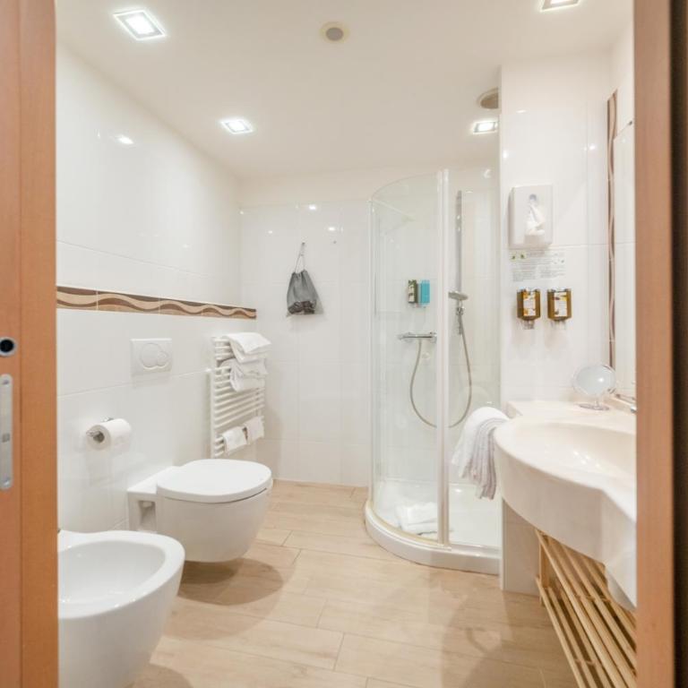 Kriss Internazionale Hotel - Deluxe Double Room with Balcony and Lake View - 3