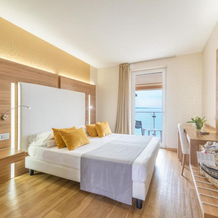Kriss Internazionale Hotel - Deluxe Double Room with Balcony and Lake View - 6