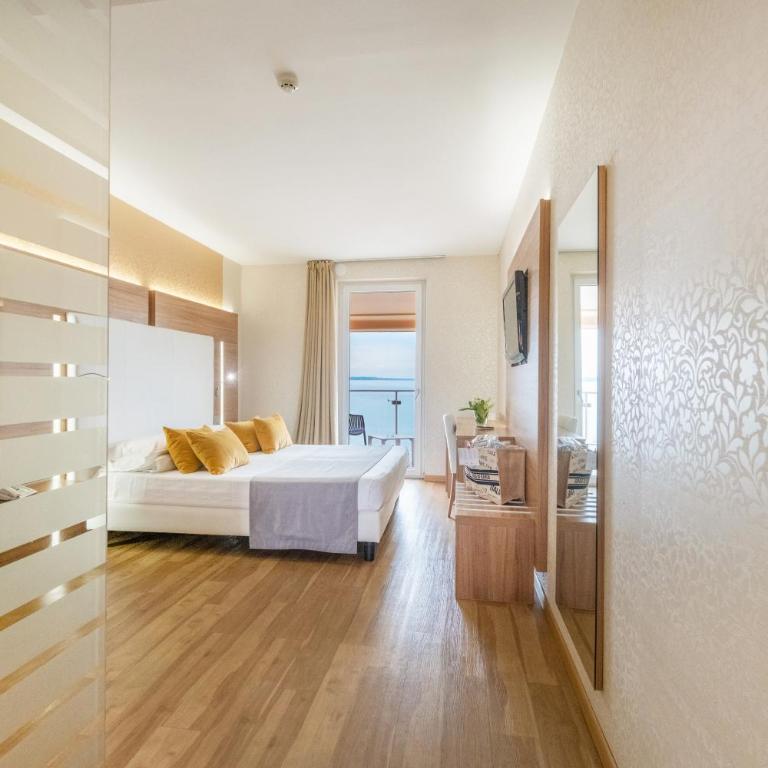 Kriss Internazionale Hotel - Deluxe Double Room with Balcony and Lake View - 7