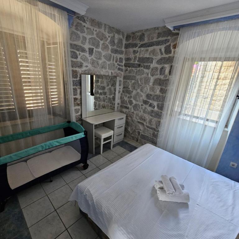 Lanterna Apartments - One-Bedroom Apartment - 22