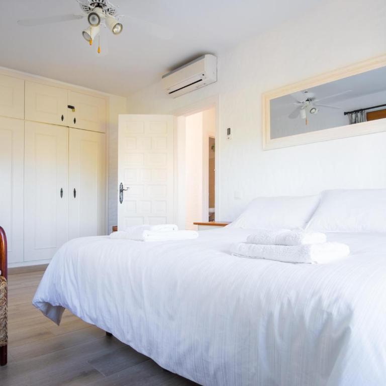 REf 3 VILLA ISBILIA - Four-Bedroom Vacation Home - 17