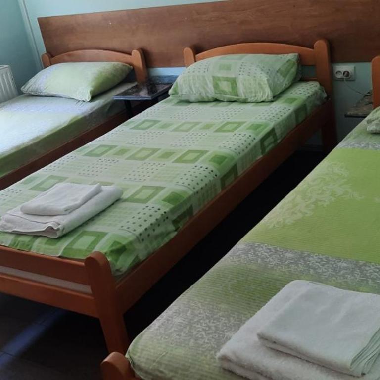 Guest House Trajkovic Jagodina - Trokrevetna Soba sa Zajedničkim Kupatilom - 14