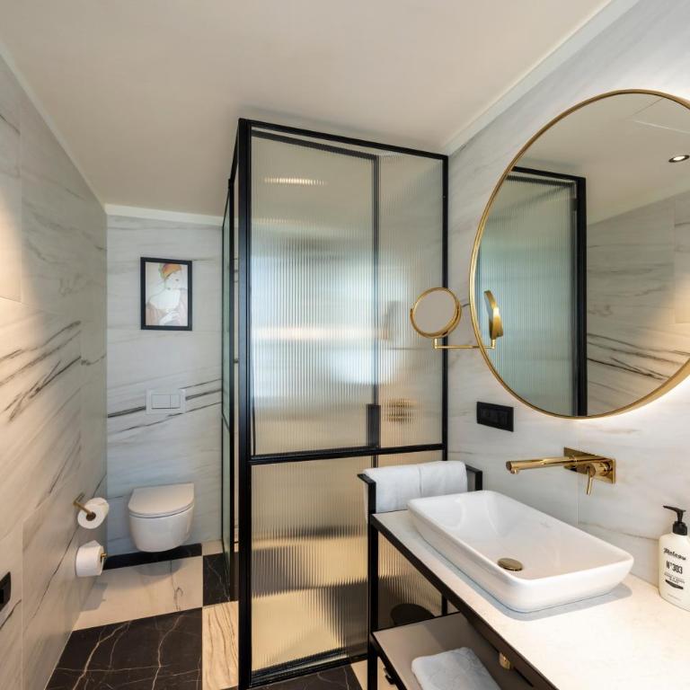 Hotel Indigo Belgrade, an IHG Hotel - Premium Queen Room with Stocked Minibar - 2