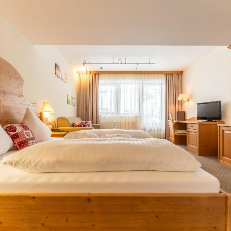 Sporthotel Cristall - Doppelzimmer mit Balkon und Bergblick - 3