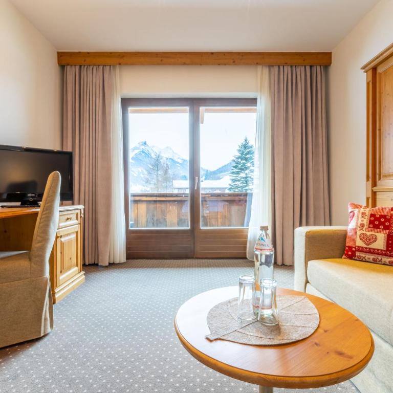 Sporthotel Cristall - Superior Doppelzimmer mit Balkon und Bergblick - 3