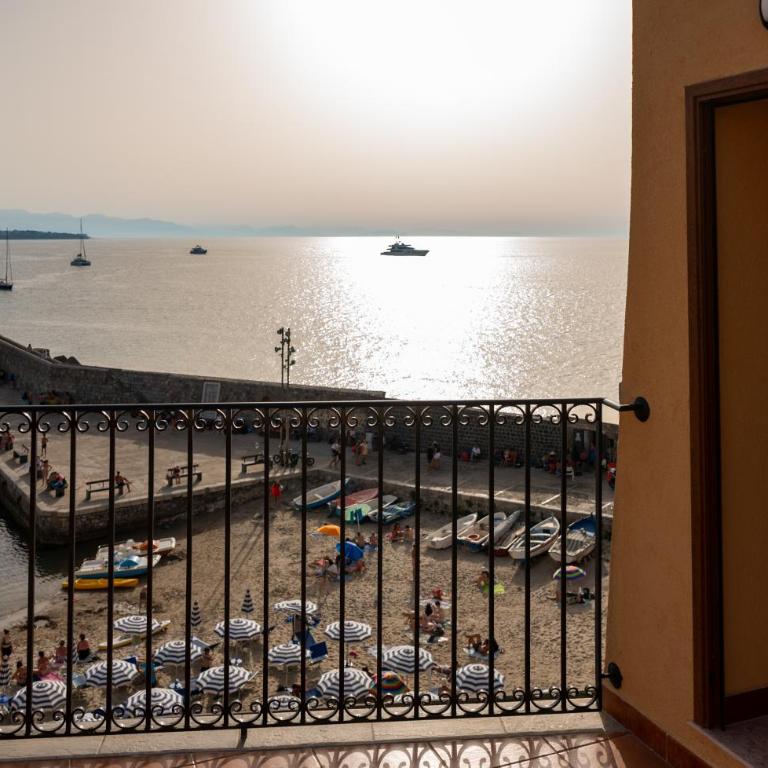 Casa Vacanze Tramonto alla Marina - Double Room with Balcony and Sea View - 29