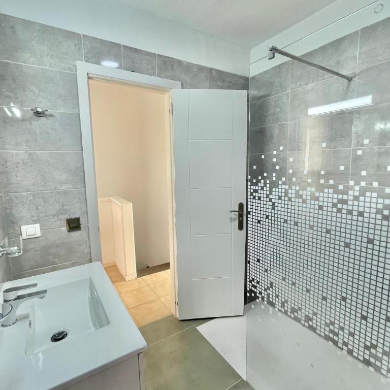 Relax Beach House - Three-Bedroom House - 46