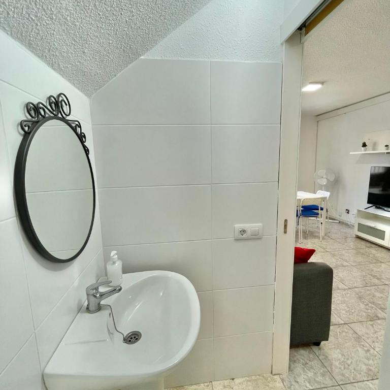Relax Beach House - Three-Bedroom House - 21