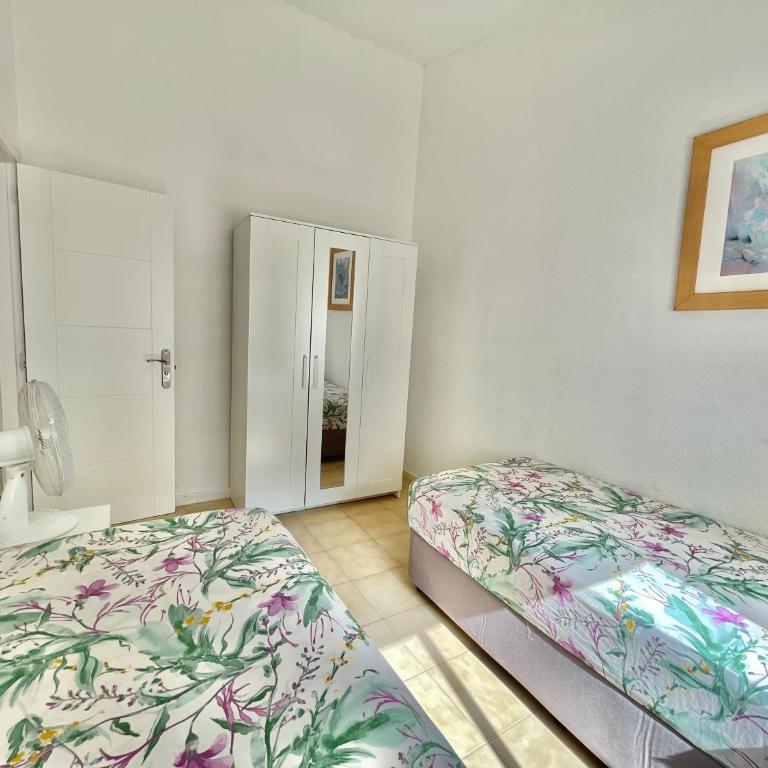 Relax Beach House - Three-Bedroom House - 41